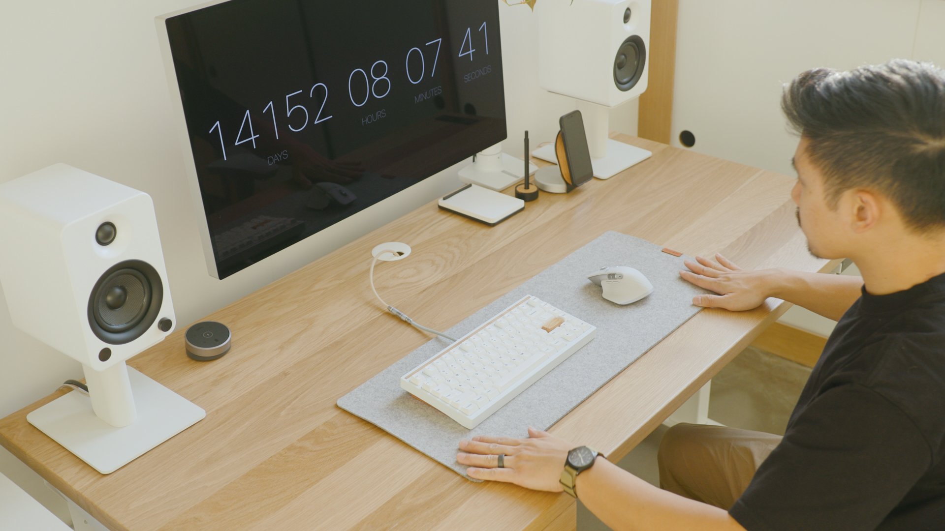 minimalistic desk setup essentials 🌱🖥️, Gallery posted by vanessa