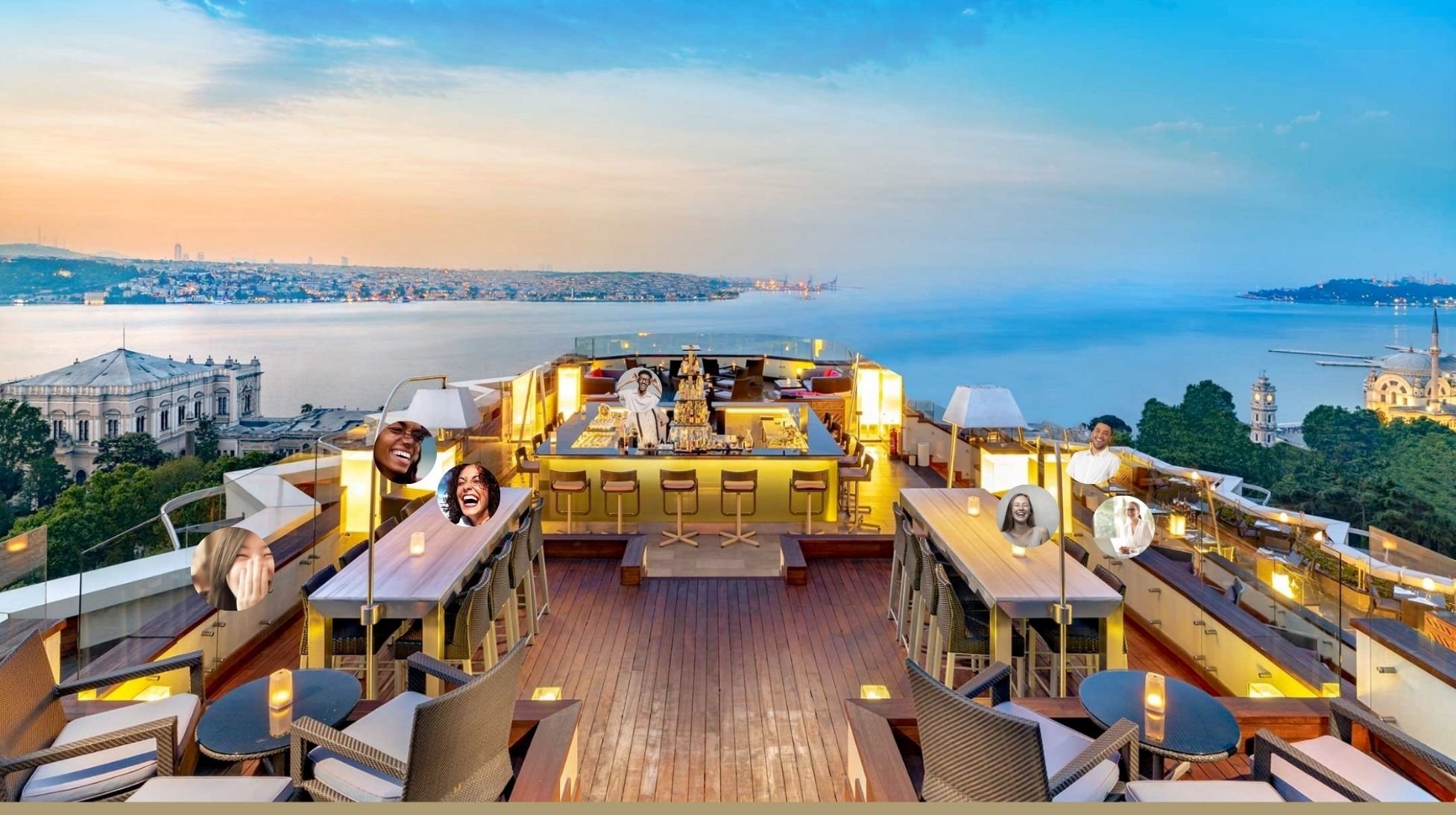 Uitzicht vanaf het dakterras met mensen die lachen en genieten, met een stad en water op de achtergrond tijdens zonsondergang.