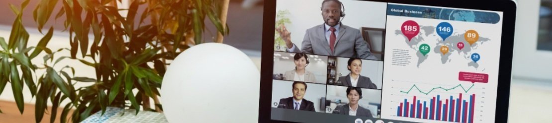 Screenshot van een virtuele zakelijke vergadering met zes deelnemers en een wereldwijde grafiek op een laptop scherm