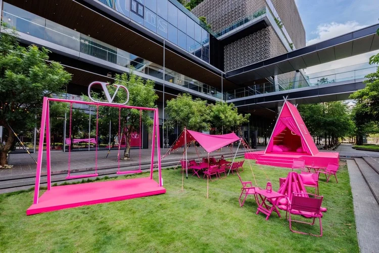 Swing set crowned with V