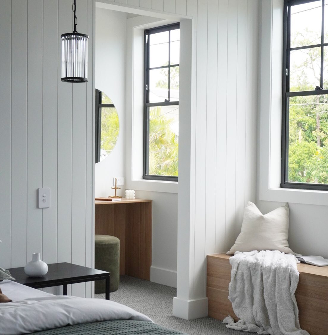 Window seat, WIR, makeup desk, what more could you wish for in a master suite 😍 
.
Designed and built in collaboration with @ionproperty and @essaconstructions 
.
#homestead #modernfarmhouse #farmhousestyle #brisbanefarmhouse #brisbaneinteriordesign