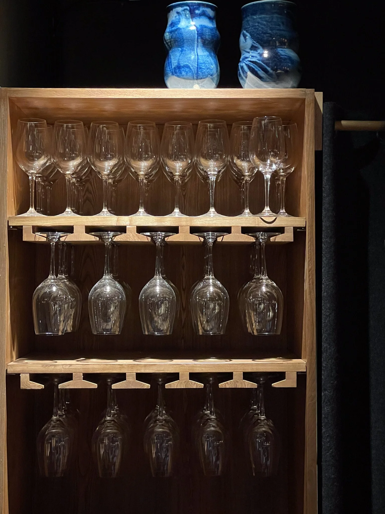 downstair-wine-glass-storage.jpg