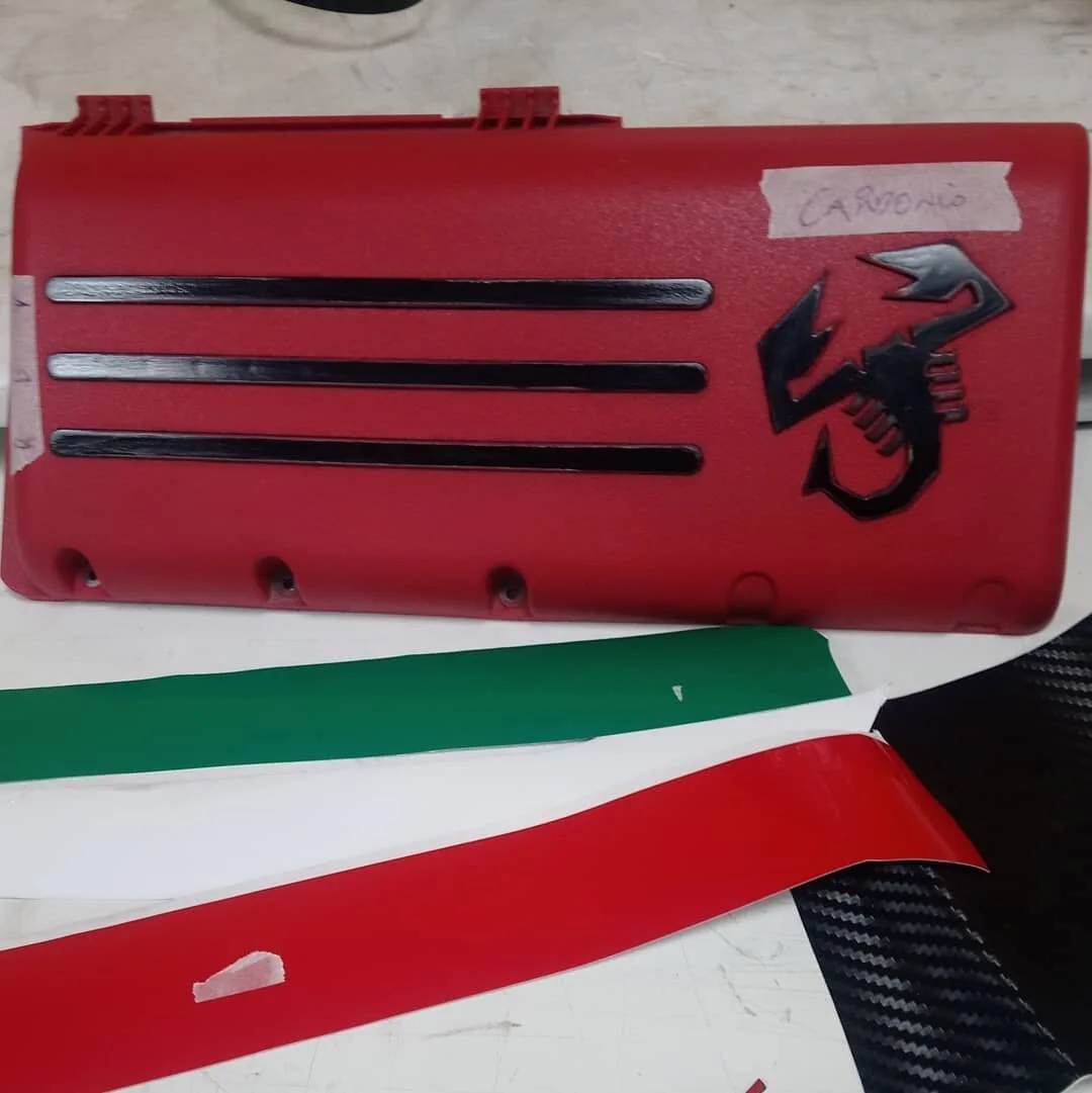 .
Carter in tricolore + Logo Abarth in fibra di carbonio. 
Scorri per il risultato finale 🔥