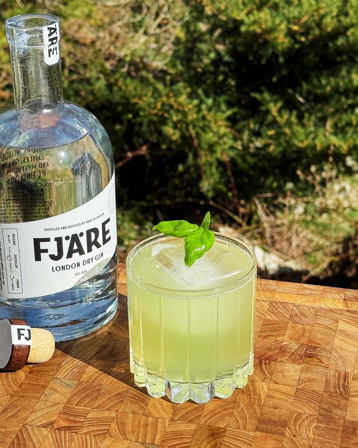 Fj&auml;re Gin Basil🌱

Basilika och lime tillsammans med v&aring;r gin &auml;r en kombination vi m&aring;ste tipsa om. Funkar utm&auml;rkt med Fj&auml;re Rare Distilled, Fj&auml;re Navy Strength och v&aring;r London Dry💥

G&ouml;r s&aring;h&auml;r: