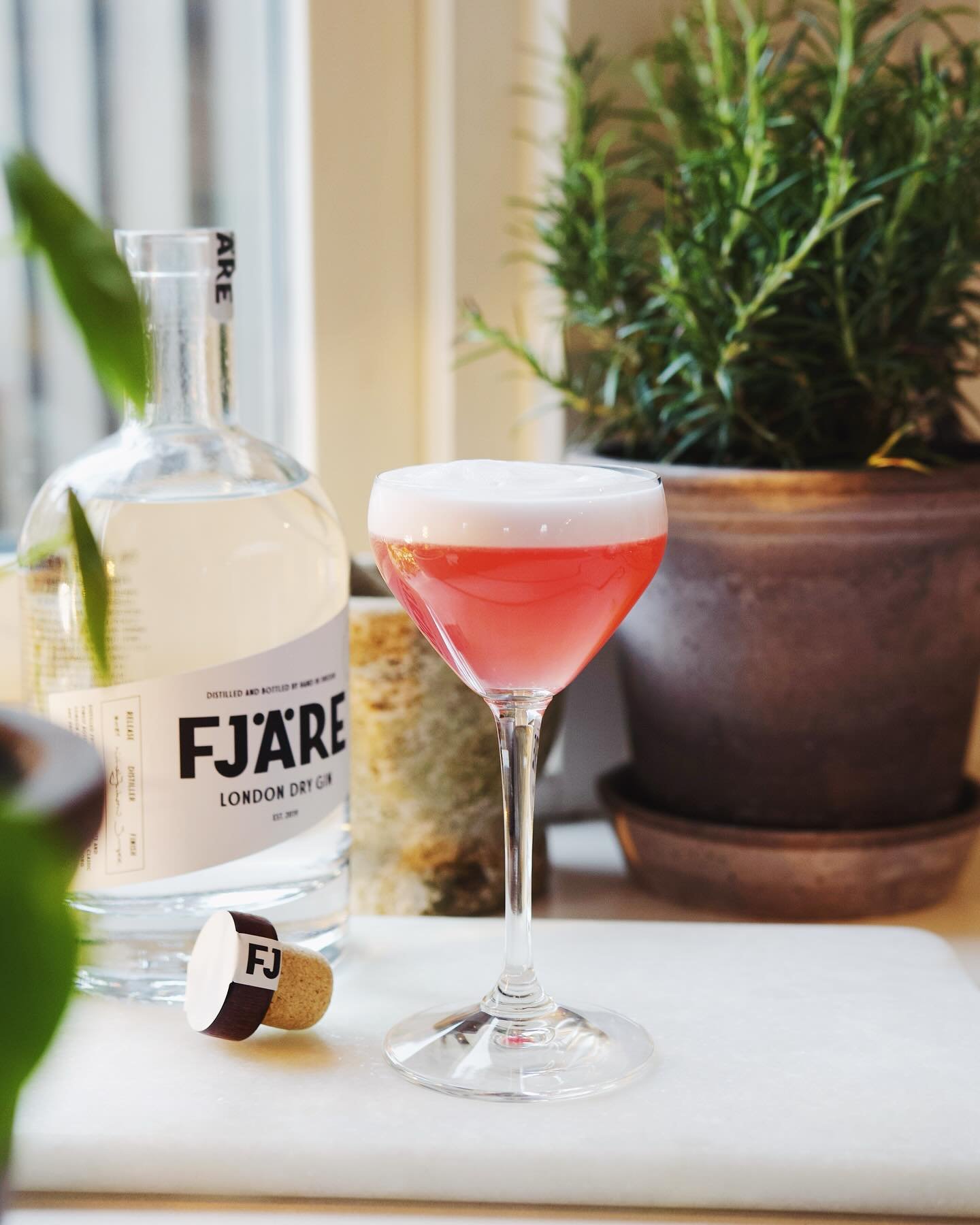 HALLON SOUR / CLOVER CLUB 

Denna s&ouml;tsyrligt b&auml;riga halloncocktail &auml;r definitivt en av v&aring;ra favoriter som vi alltid rekommenderar att g&ouml;ra med v&aring;ra ginsorter. Hallonen och den fina anistonen i v&aring;r gin lyfter vara