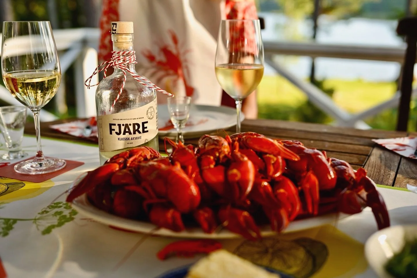 Vi &auml;r mitt i en av augustis stora h&ouml;jdpunkter - Krrrr&auml;fts&auml;songen🦞 Och detta inneb&auml;r ju att det &auml;ven &auml;r h&ouml;g tid f&ouml;r v&aring;r ekologiska Fj&auml;re Klassisk Akavit. En smakrik och len akvavit kryddad med k