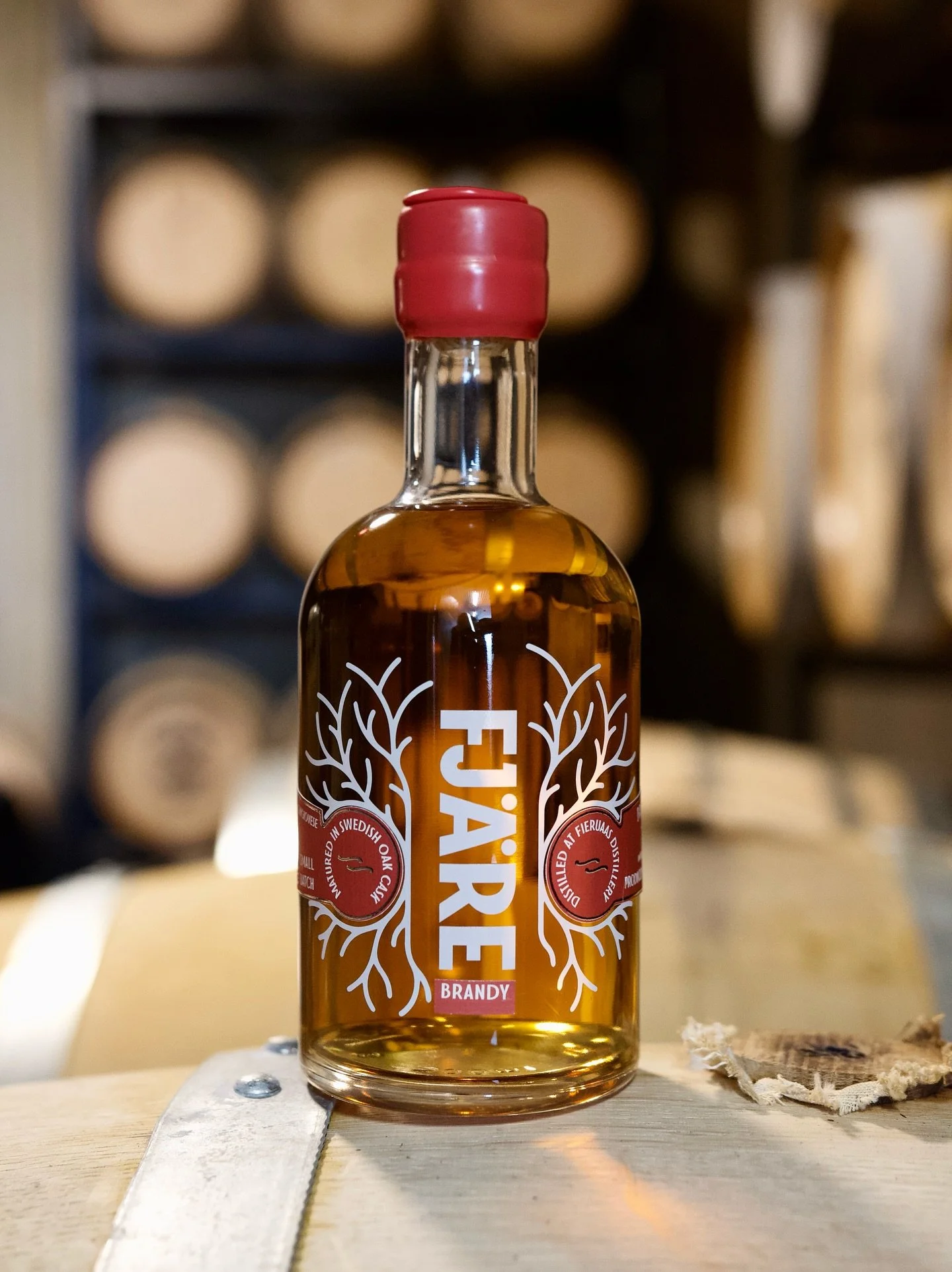 🍂🍁🍇 FJ&Auml;RE BRANDY
Fj&auml;re Brandy &auml;r ett fatlagrat druvdestillat p&aring; ekologiskt r&ouml;dvin fr&aring;n Toscana av druvorna Carbernet Sauvignon och Sangiovese. Efter att ha vilat p&aring; r&ouml;dvinsfat och sherryfat i 4 &aring;r h