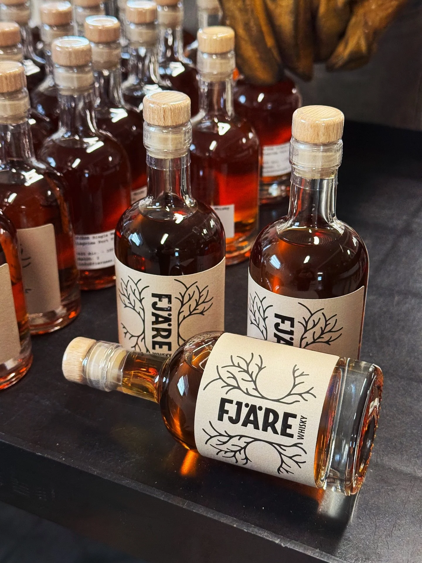 Lilla eller stora flaskan? Efter v&aring;ra rundturer eller provningar &auml;r det ju magiskt att det g&aring;r att k&ouml;pa med sig en eller flera souvenirer hem (totalt 700 ml/person). Nu har vi nya produkter i g&aring;rdsbutiken - Fj&auml;re Sing