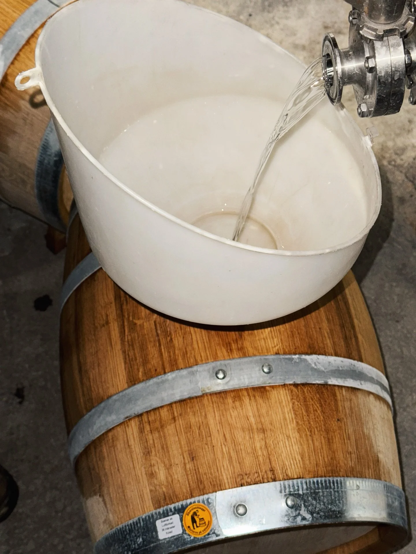 Nya svenska ekfat fylls p&aring; f&ouml;r vad som ska komma att bli Fj&auml;re Single Malt Whisky &aring;r 2030💥 Fr&aring;n maltkorn som vuxit upp p&aring; &aring;kern precis utanf&ouml;r destilleriet som vi har l&aring;tit m&auml;lta i m&auml;lthal