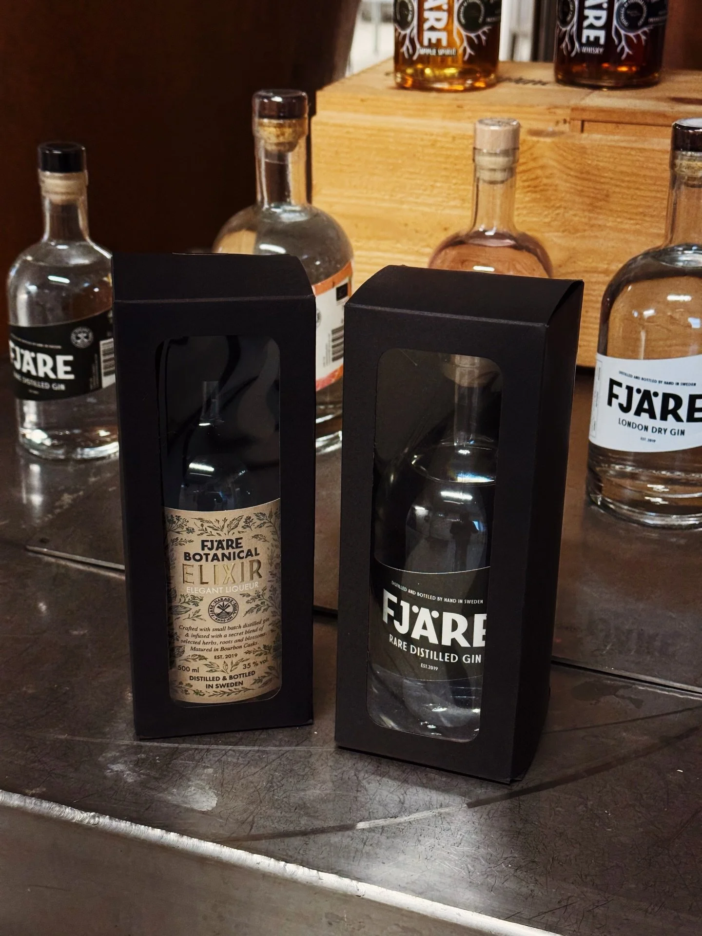 Nya presentf&ouml;rpackningar som kl&auml;r v&aring;ra fina flaskor🔥 H&auml;r med v&aring;r nya ginlik&ouml;r ELIXIR och Fj&auml;re Rare Distilled Gin.
Passar till vissa storlekar🖤 V&auml;lkomna f&ouml;rbi oss p&aring; provning eller rundtur f&ouml