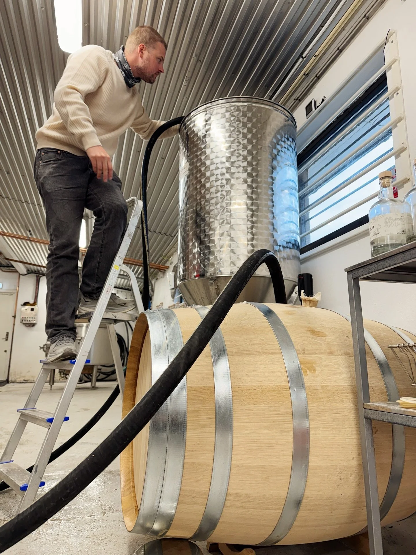 Mer Fj&auml;re Oak Dry Gin till folket! Efter en tid p&aring; nya svenska ekfat fr&aring;n Thorslundskagge i H&ouml;gsj&ouml;, var det dags att f&ouml;ras &ouml;ver p&aring; st&aring;ltank. Nu v&auml;ntar buteljering och sen blir det p&aring;fyllnad 