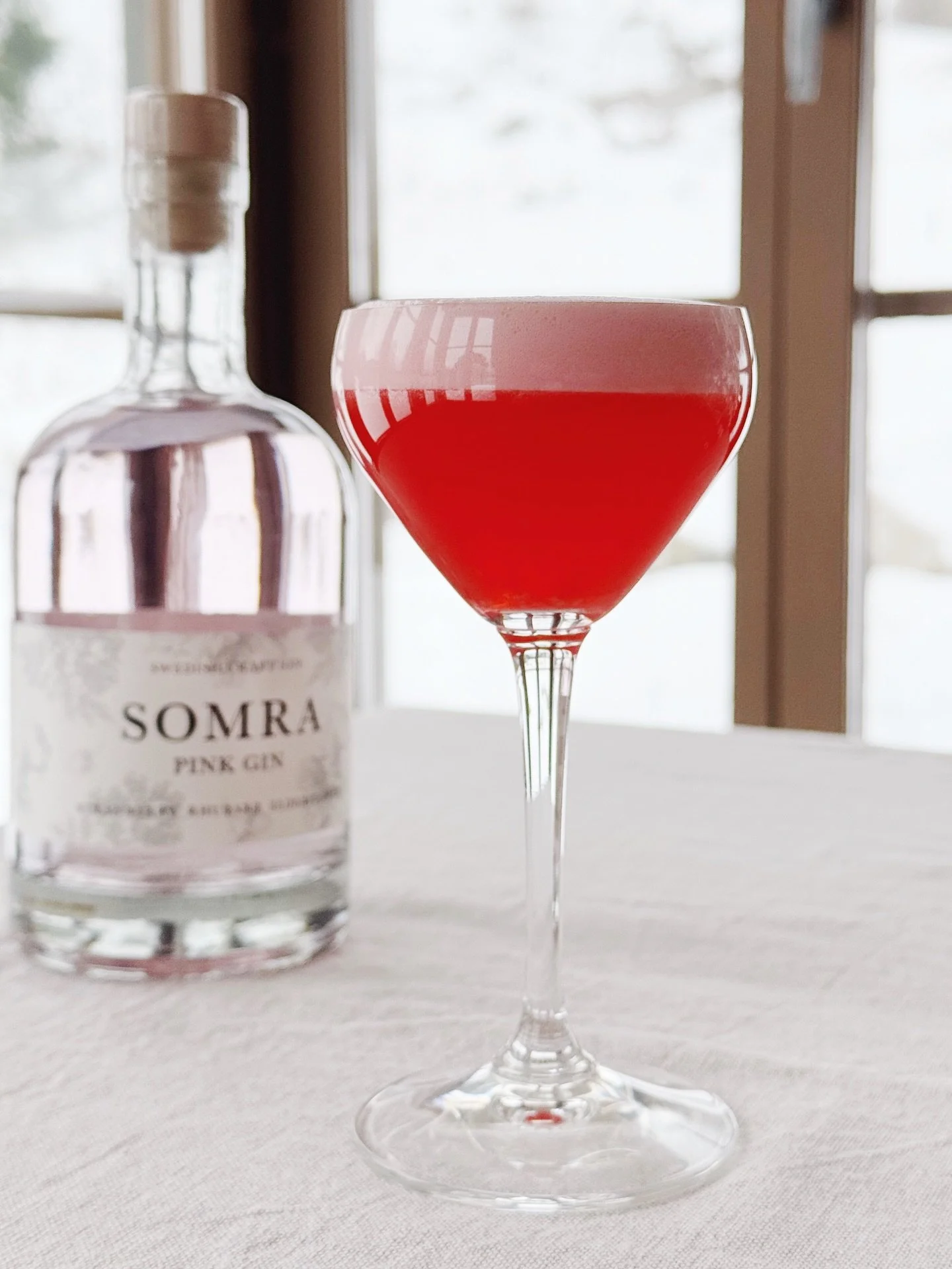 SOMRA Pink Gin HALLON SOUR till helgen❤️&zwj;🔥 

3 cl SOMRA Pink Gin
3 cl hallonsockerlag*
2 cl f&auml;rskpressad citronjuice 
1 cl &auml;ggvita 

H&auml;ll i alla ingredienser i en shaker och skaka p&aring; rej&auml;lt! Tills&auml;tt is och skaka i