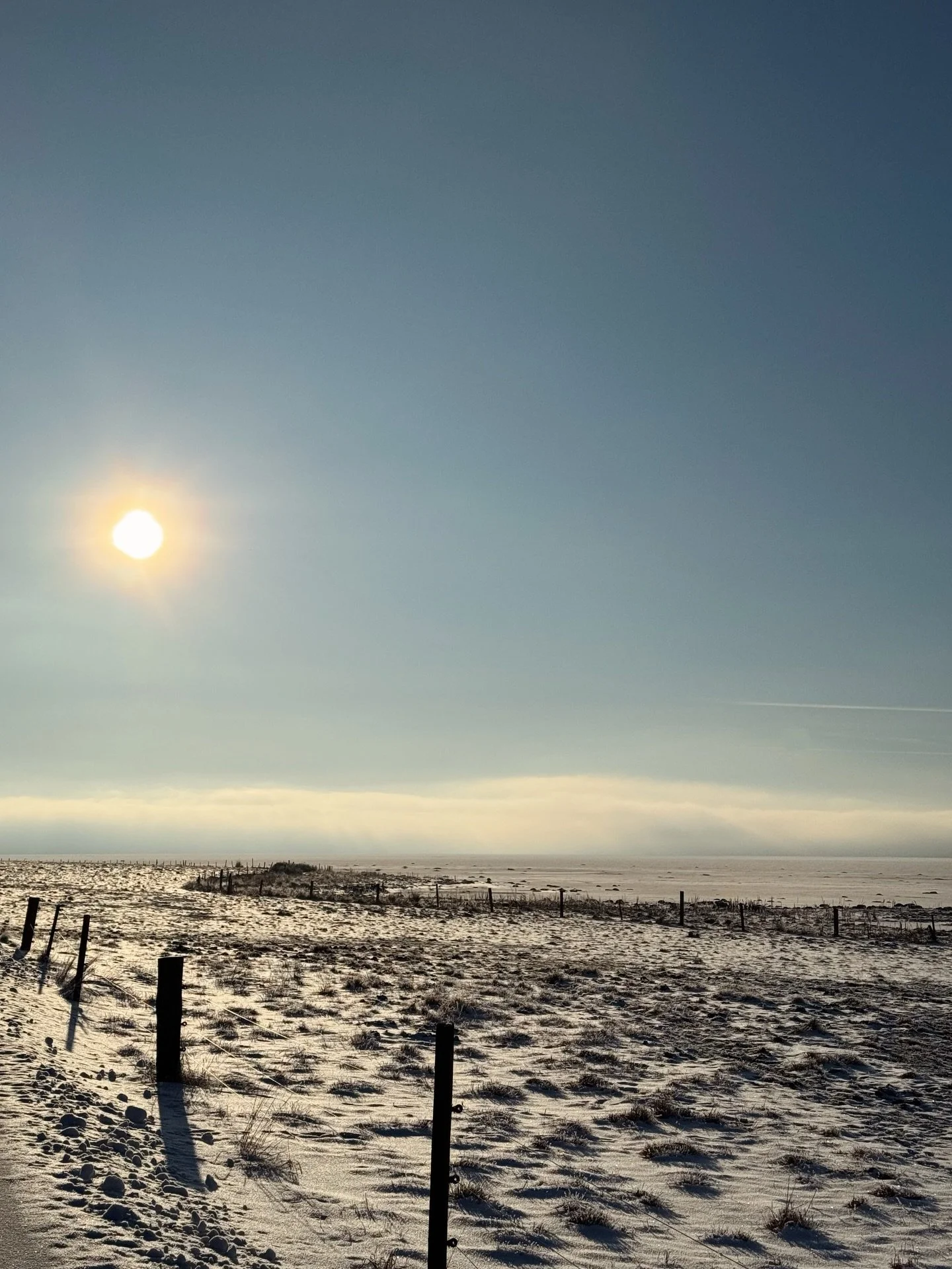 Krispigt i luften och magiska vyer utanf&ouml;r destilleriets portar - Vi laddar upp h&auml;r inne inf&ouml;r kv&auml;llens provning🍸 Trevlig helg p&aring; er!