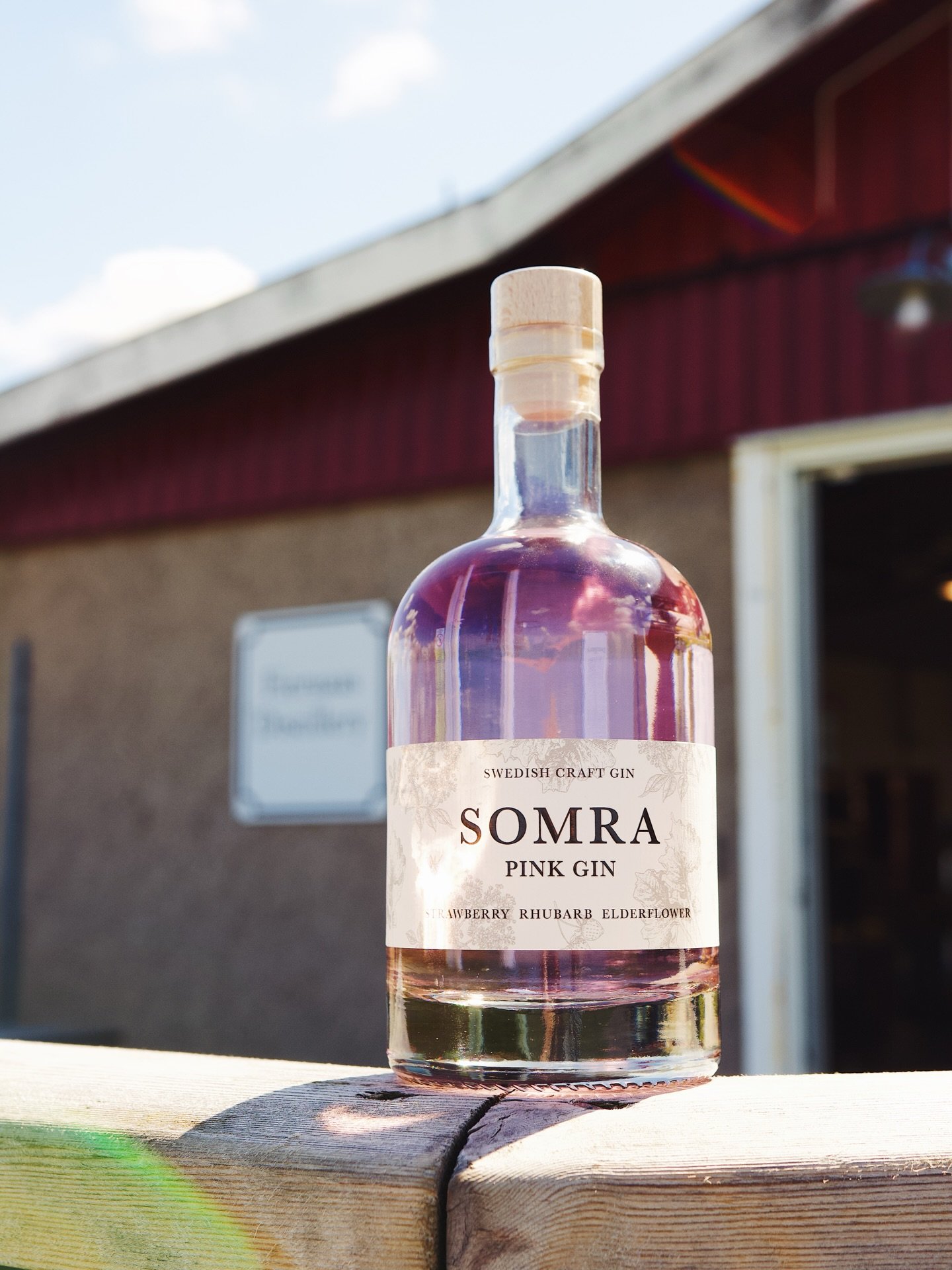 Somra med SOMRA! V&aring;r rosa, fruktiga, b&auml;riga gin, fylld med rabarber och fl&auml;derblom i en h&auml;rlig balans med klassiska ginkryddor🌱

SOMRA Pink Gin 
Nr 5566802
40 % alc.vol.
299 kr
L&auml;nk till produkten: https://www.systembolaget