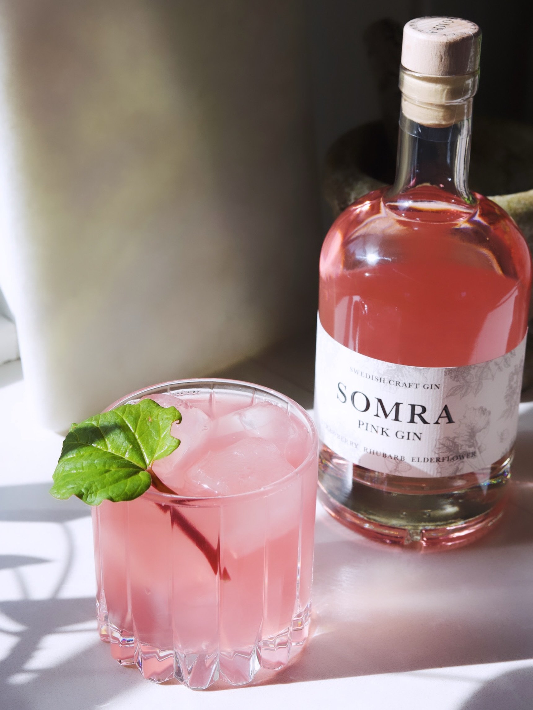 Midsomra b&ouml;rjar n&auml;rma sig och v&aring;r SOMRA Pink Gin st&aring;r redo p&aring; hyllan hos oss i g&aring;rdsbutiken f&ouml;r er som kommer p&aring; provning och g&aring;r &auml;ven att best&auml;lla fr&aring;n Systembolaget &ouml;ver hela S