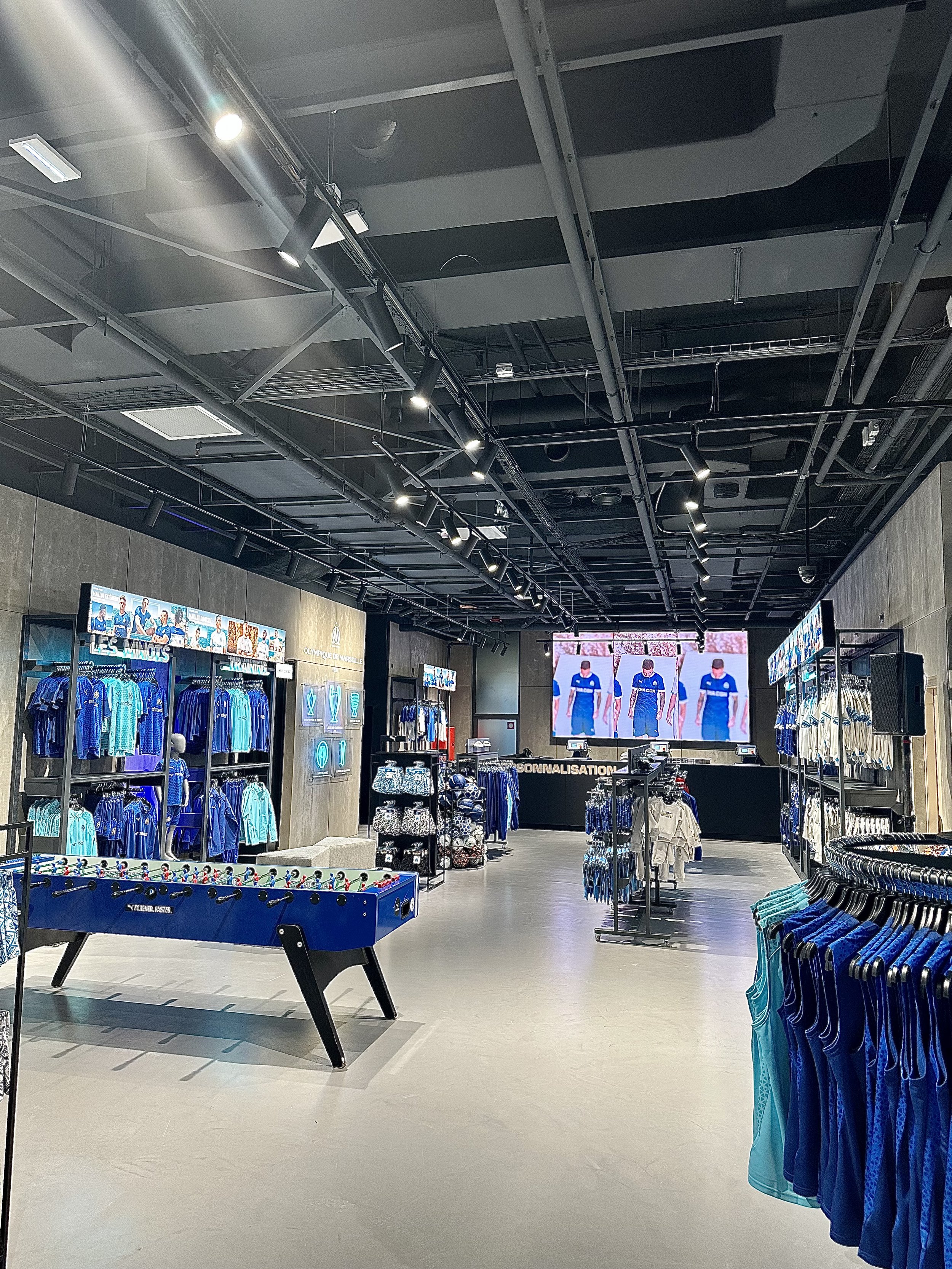 BOUTIQUE OFFICIELLE OLYMPIQUE DE MARSEILLE - Les Terasses du port Marseille (13) Agencement TCE