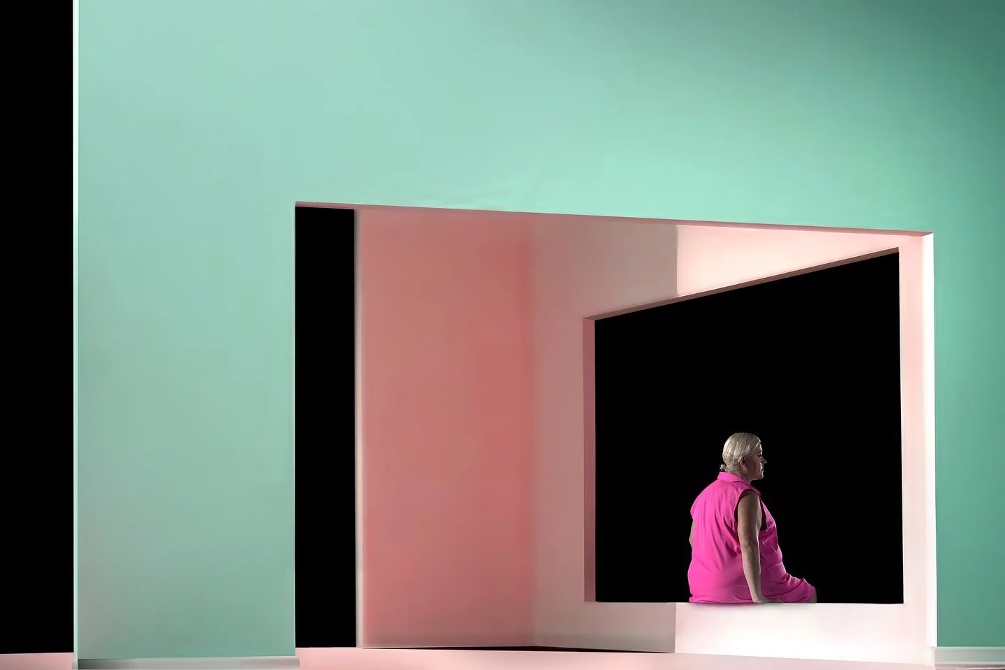 Color , forma, luz, cuerpo, vacio..: todo en el silencio.  VANESSA #shotbyjesus #portrait