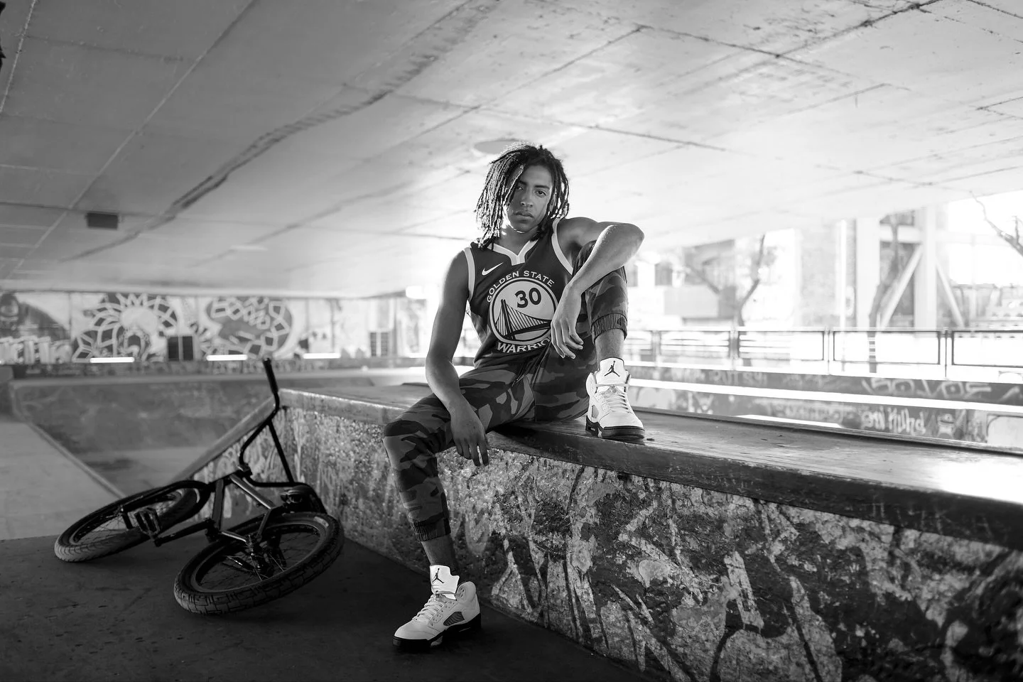 STREET + LIFESTYLE + PORTRAIT MEETS BLACKANDWHITE PHOTOGRAPHY #SHOTBYJESUS #streetphotography #lifestylephotographer #portrait #portraitsphotographer
