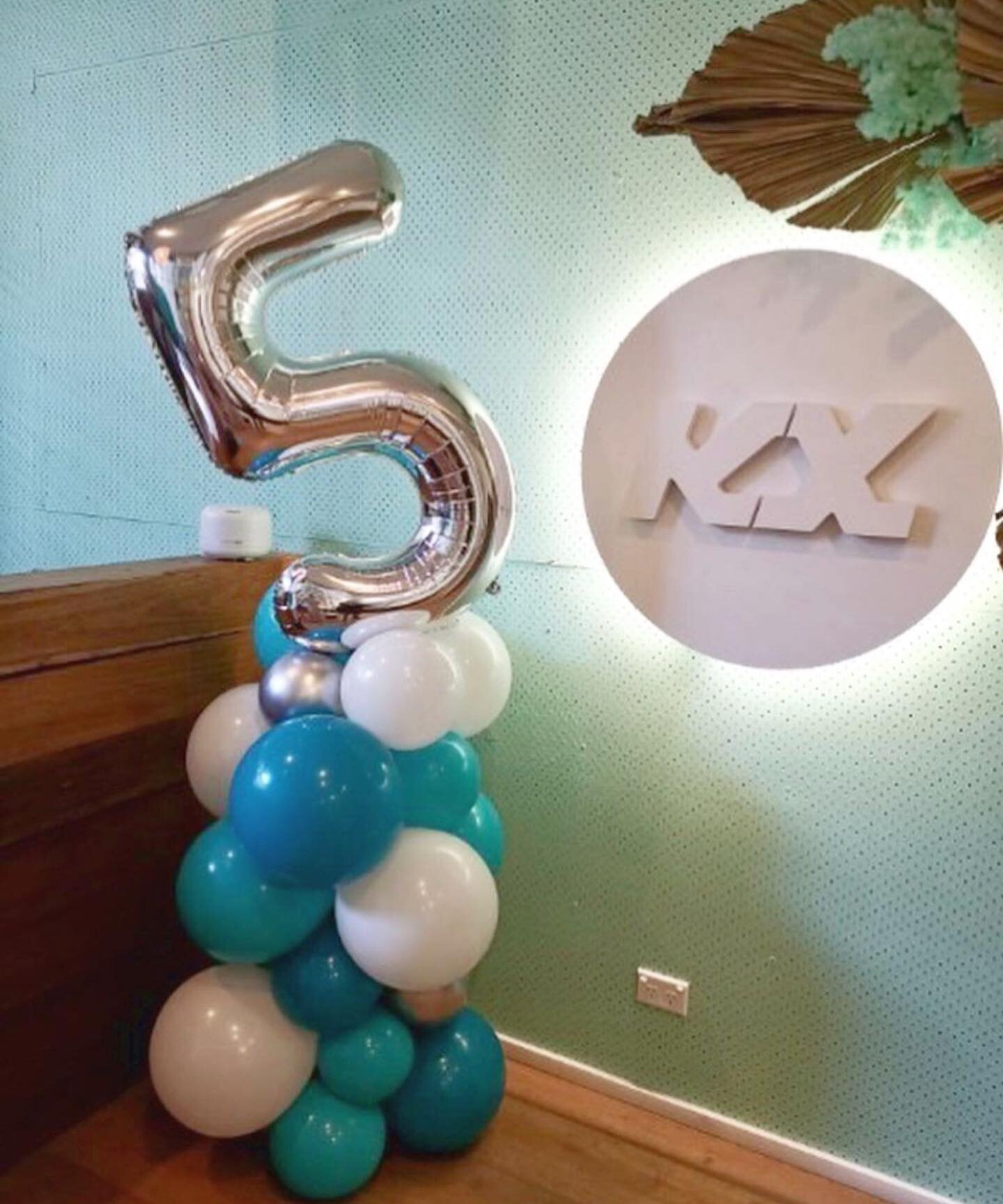 5 fabulous years at @kxpilates #bondijunction 🌟 The team sure know how to celebrate in style! Happy anniversary team 🤍 #houseofballoons_au #kxpilates 
*⁠⠀
*⁠⠀
*⁠⠀
*⁠⠀
*⁠⠀
*⁠⠀
#sydneyballoons #corporateevents #anniversaryballoons #sydneyballoondecor