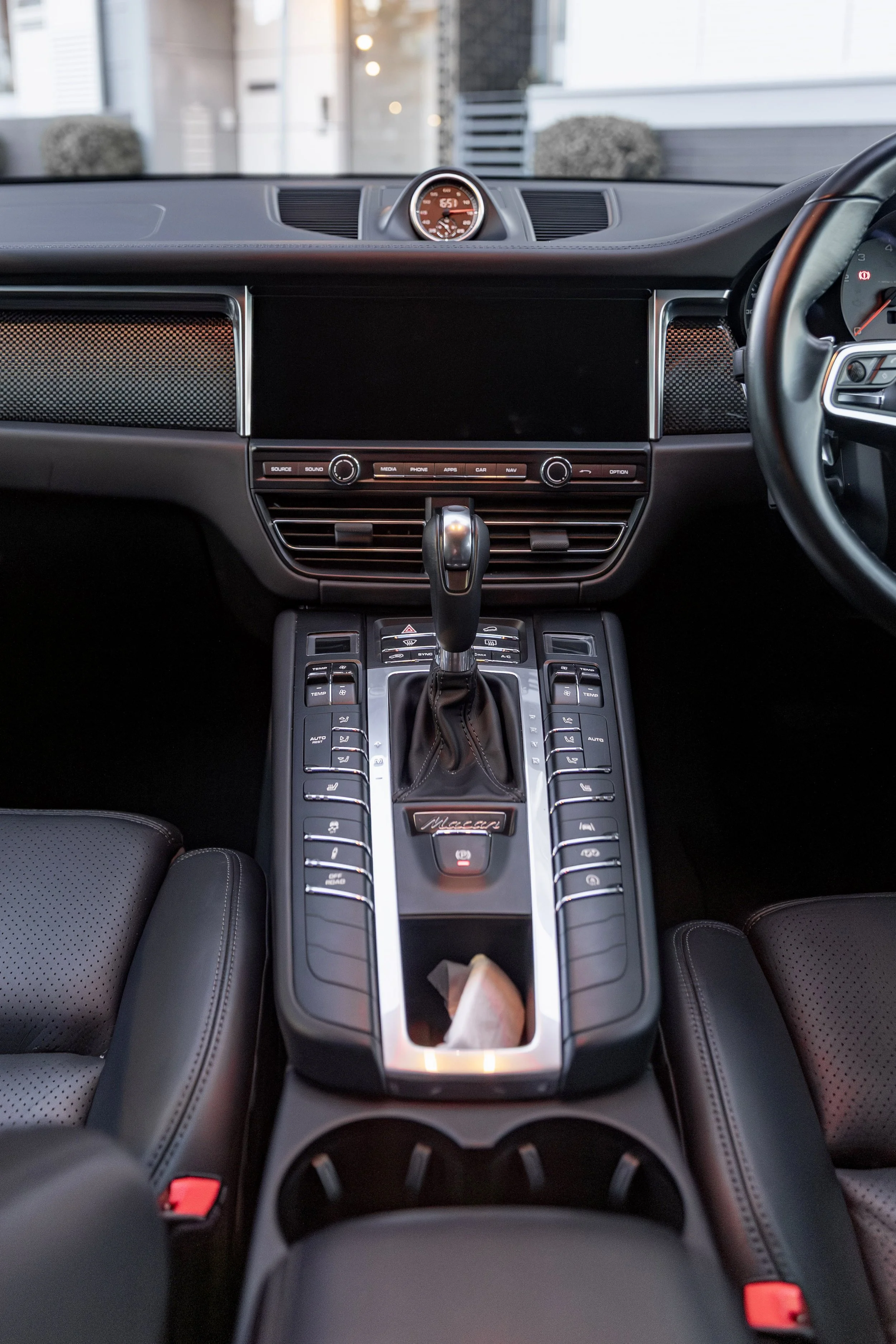 2019 Porsche Macan S interior, driver cockpit with Apple CarPlay PCM touchscreen, Sport Chrono clock, carbon trim and extended leather dashboard