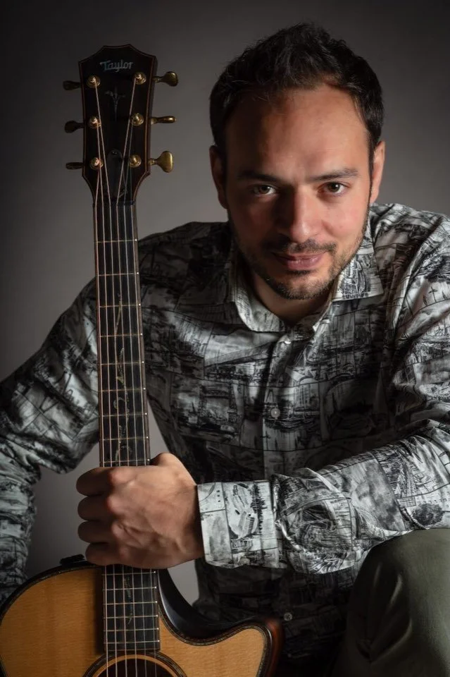 Portrait d'Alex Vansalen, professeur de guitare acoustique à Saint-Gilles, Bruxelles, avec sa guitare Taylor
