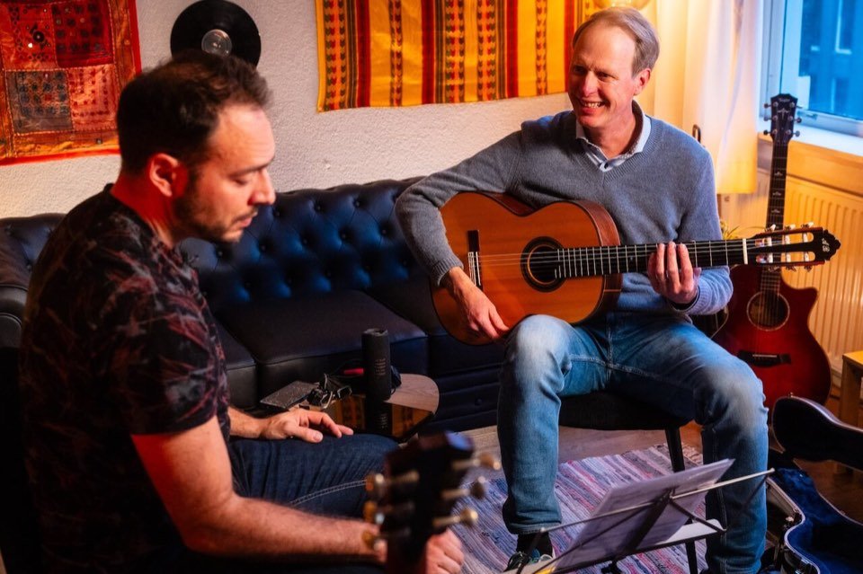 Cours de guitare classique et acoustique à Bruxelles: le professeur et son élève jouent ensemble dans le studio de Saint-Gilles