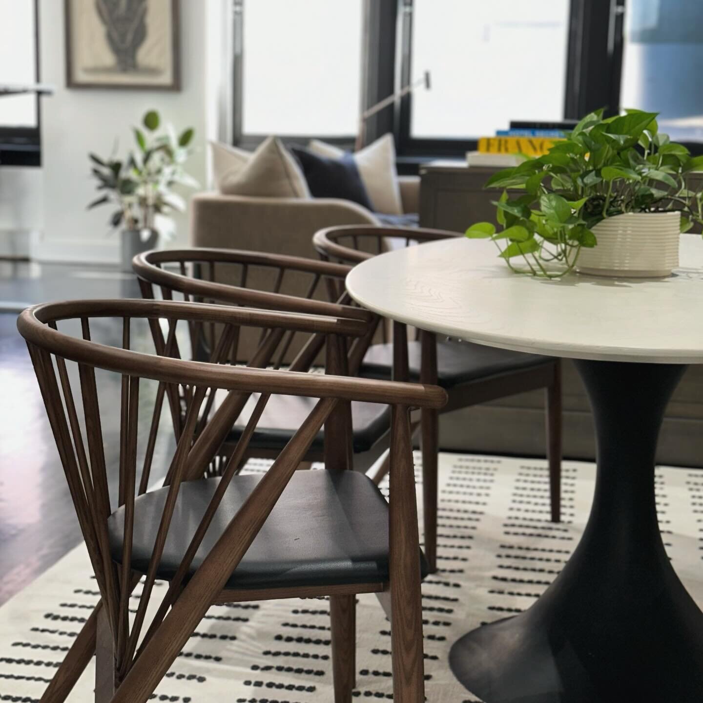 Magical moments in Tribeca @oakleeinteriors @antoni0vergara #interiordesign #design #tribeca #designitstyleit #oakleeinteriors #lisaoakesinteriors #luxurylifestyle #luxuryhome