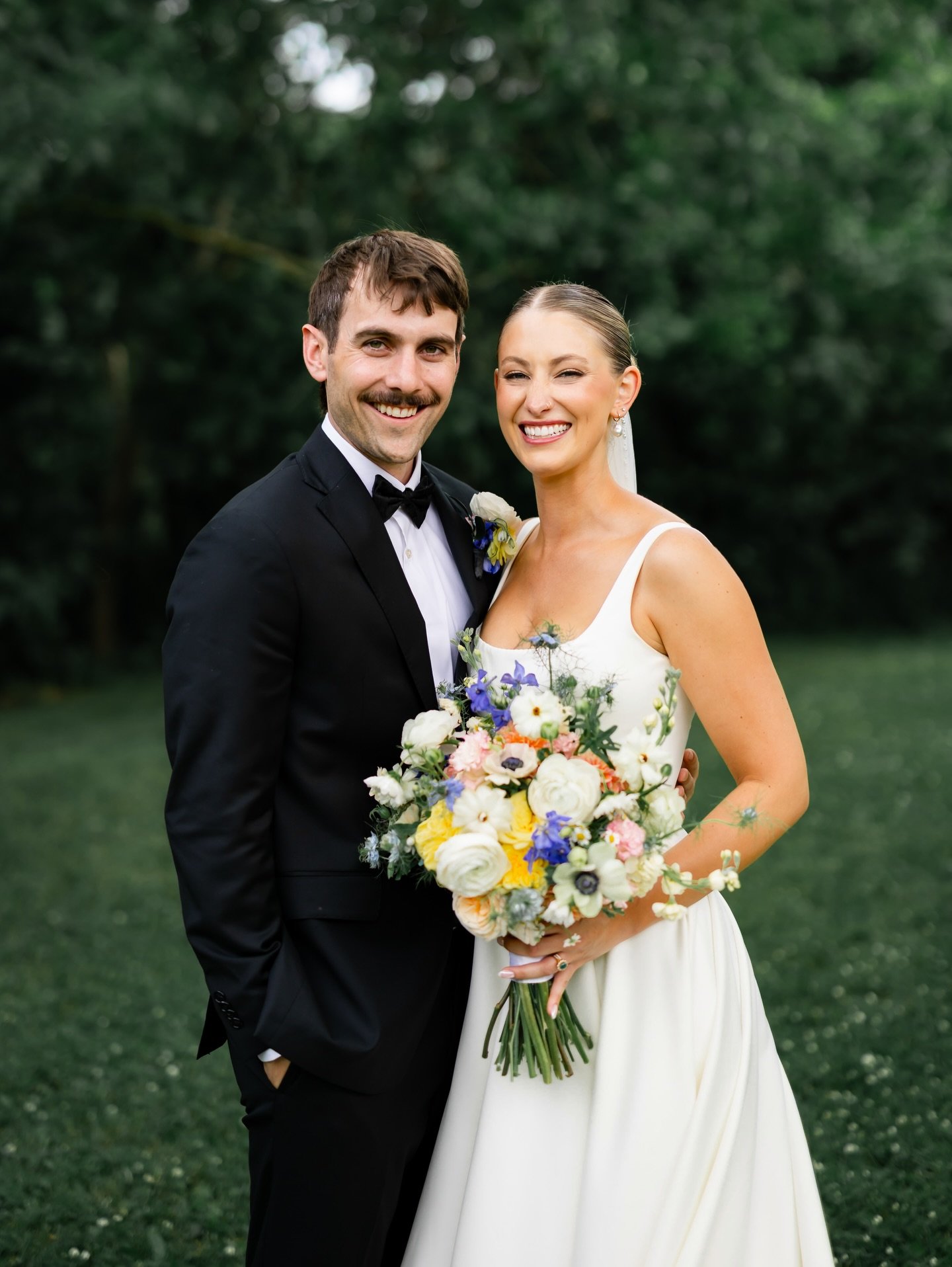 Brianne &amp; Nick&rsquo;s gorgeous 
Niagara-on the-Lake Wedding Day✨
6&bull;21&bull;2025
@brithebarry wanted to be glowy in all the right places, so in love with her final look!

Makeup: @vr.beauty Team
Lexi &amp; Victoria 
@beautybylex121
Hair: @ha