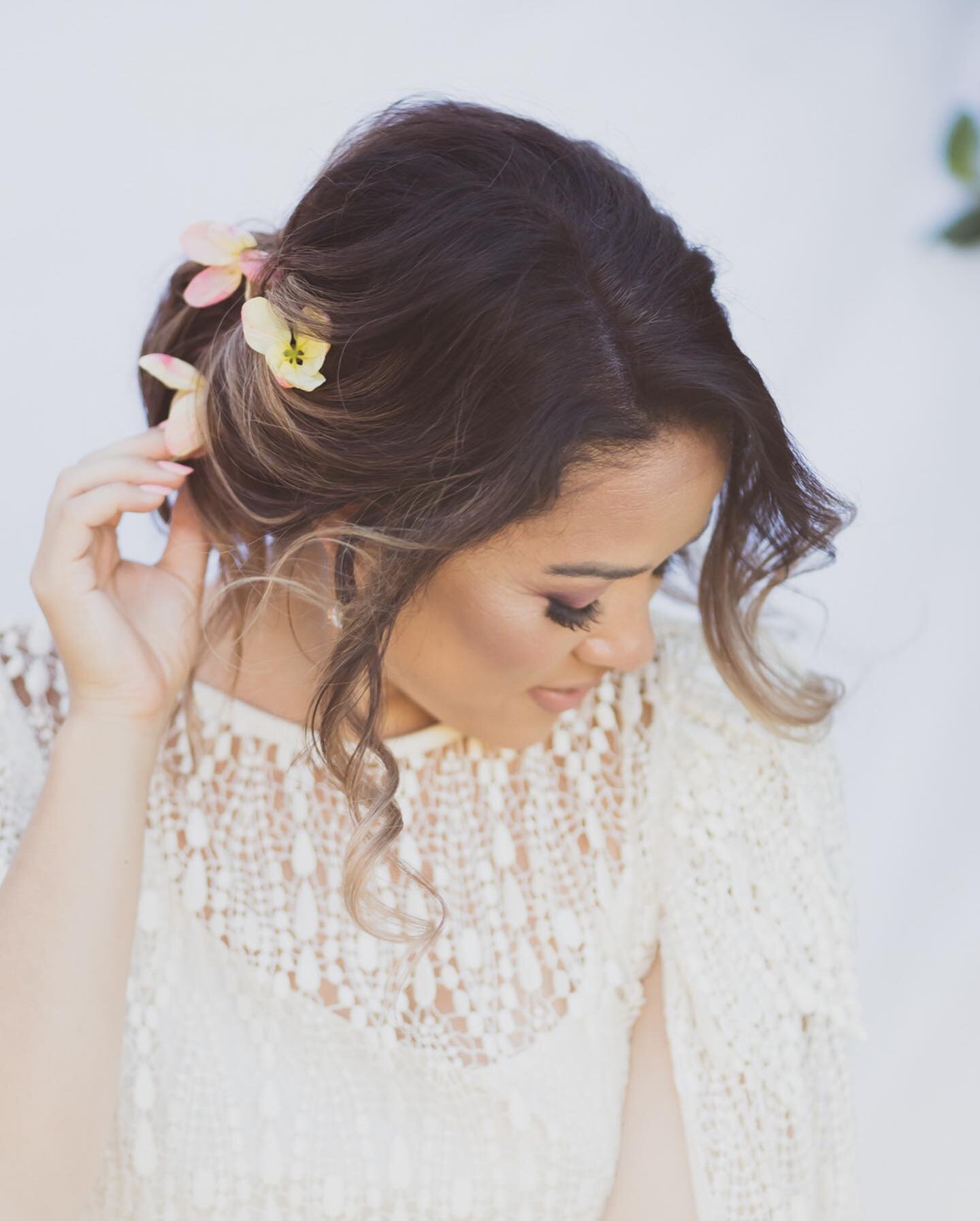 &ldquo;Someone told me there&rsquo;s a girl out there with love in her eyes &amp; flowers in her hair&rdquo; 🎶🌸✨ tunes and editing to round off the week ✨🌸🎶 
.
.
. 

Florals &amp; styling🌸 @petite.maui 
Model✨ @pattyleeactor 
Makeup &amp; Hair ?