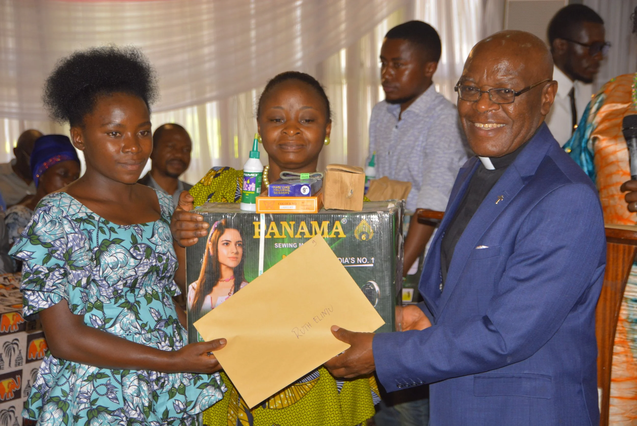 The president of ECC is giving kits to laureate.JPG