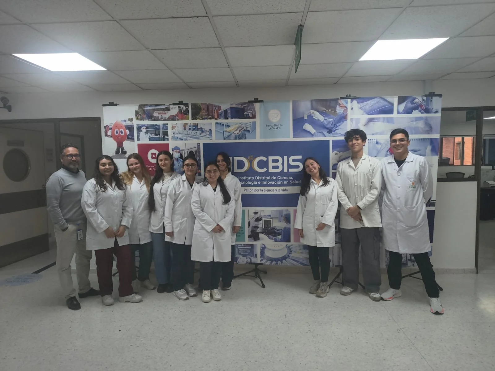 Estudiantes de  VII Semestre que participaron de la visita al IDCBIS 2026 05 12