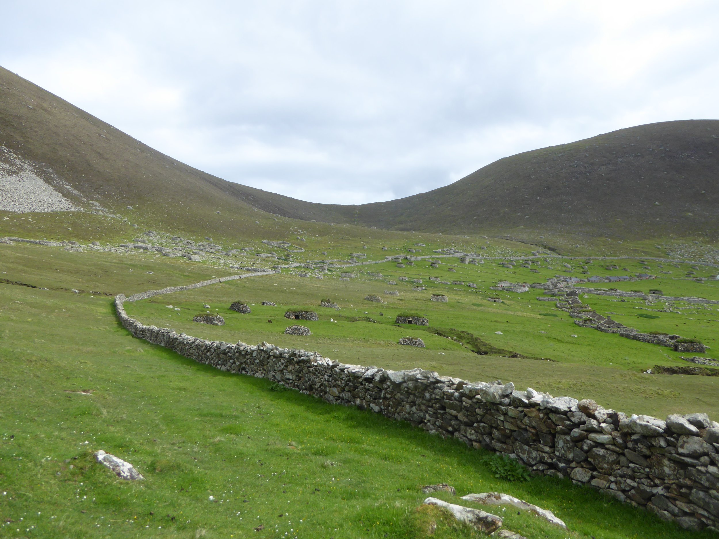Walls and ruined cleitan, St Kilda