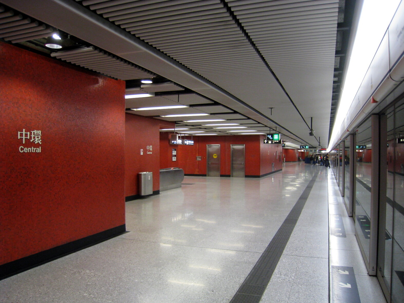 HK_MTR_Central_Station_Platform_4.jpg