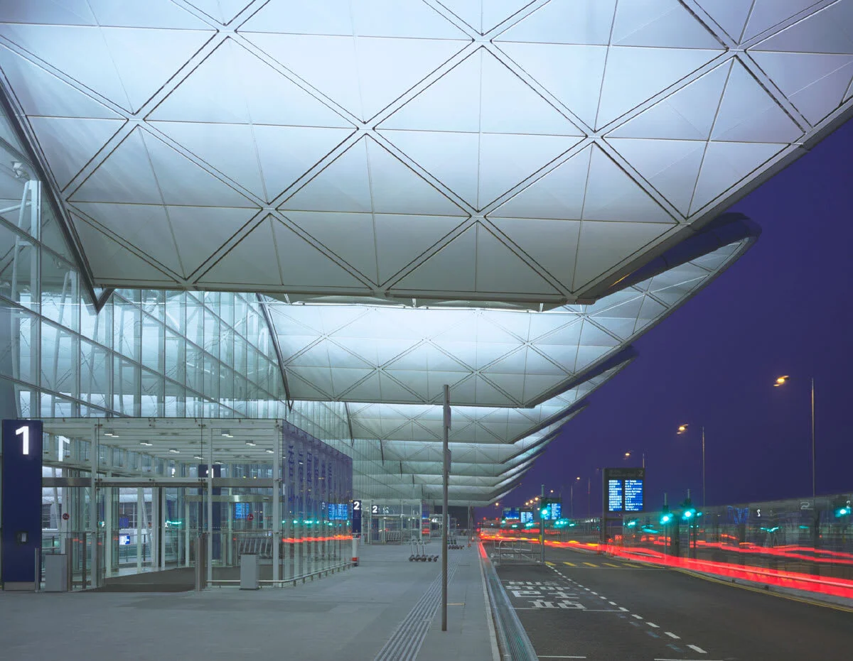 foster-partners-sair-europe-dennis-gilbert-chek-lap-kok-airport.jpg