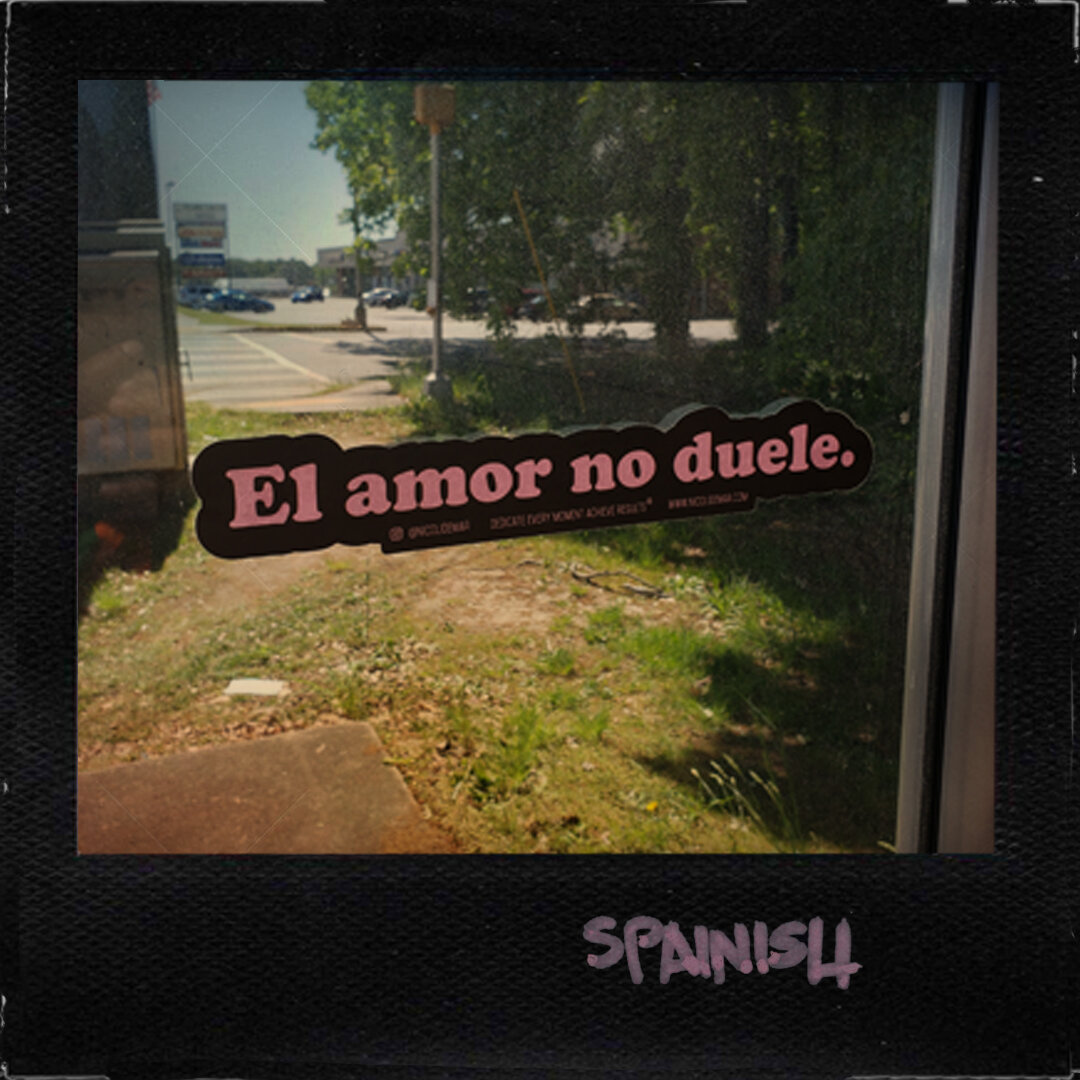 "Love Does Not Hurt" Sticker in Spanish