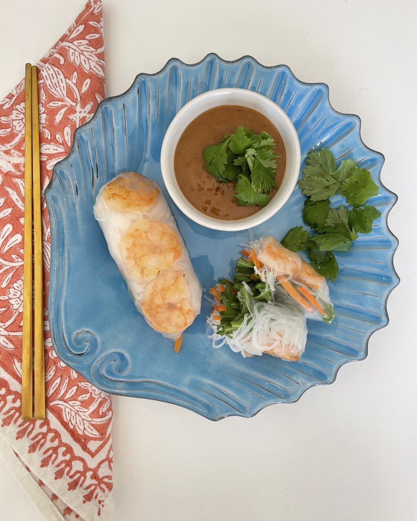 Shrimp and raw vegetable Summer rolls

Ok, it is far from Summer...but these Vietnamese inspired Summer rolls are fresh, delicious and nutritious. Gluten-free (wraps and noodles are rice based), they are really quick and easy to make and can be custo