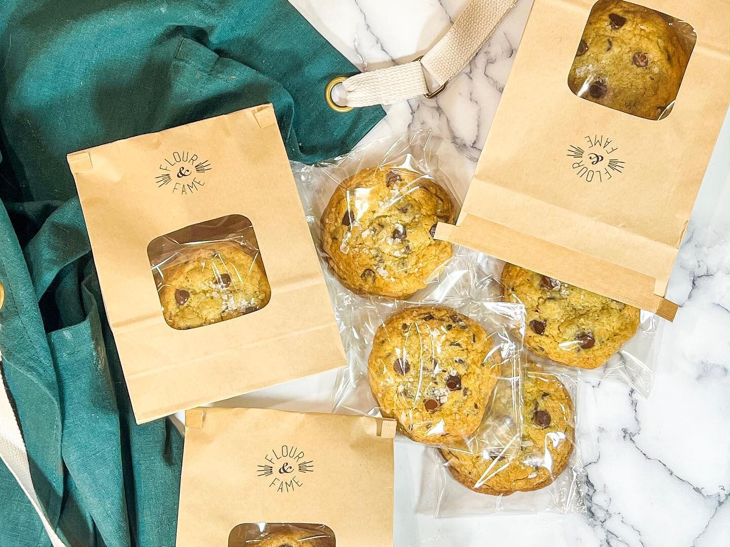 Custom Confections: Chocolate Chip Cookies 🍪 

It was one of my besties birthdays earlier this week and she loves my giant sea salt chocolate chip cookies so I whipped her up a batch! All individually packaged for easy storage or sharing and placed 