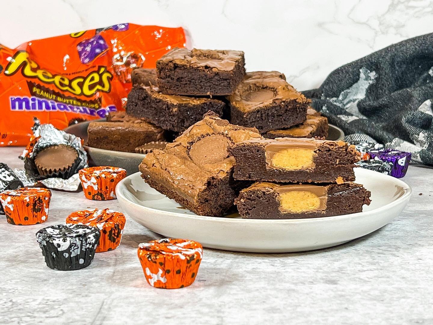 Peanut Butter Cup Brownies 🥜

It&rsquo;s that time of the year where I can&rsquo;t stop eating @reeses holiday peanut butter cups. The minis, the pumpkins and waiting for those trees! I figured I should incorporate them into a bake so made my go-to 