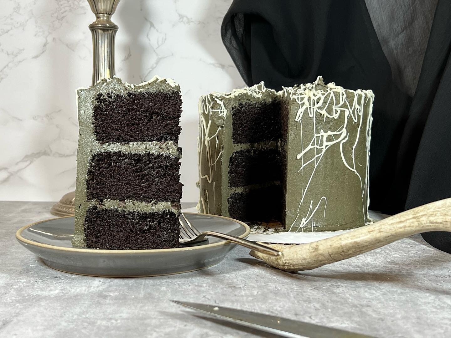 Happy Halloween 🪦 

Here is an spooky twist on my classic chocolate cake! With a little black food gel and some melted white chocolate I turned one of my favorite dessert recipes into a Halloween-inspired bake. 

What are you baking today?
 
Recipe 
