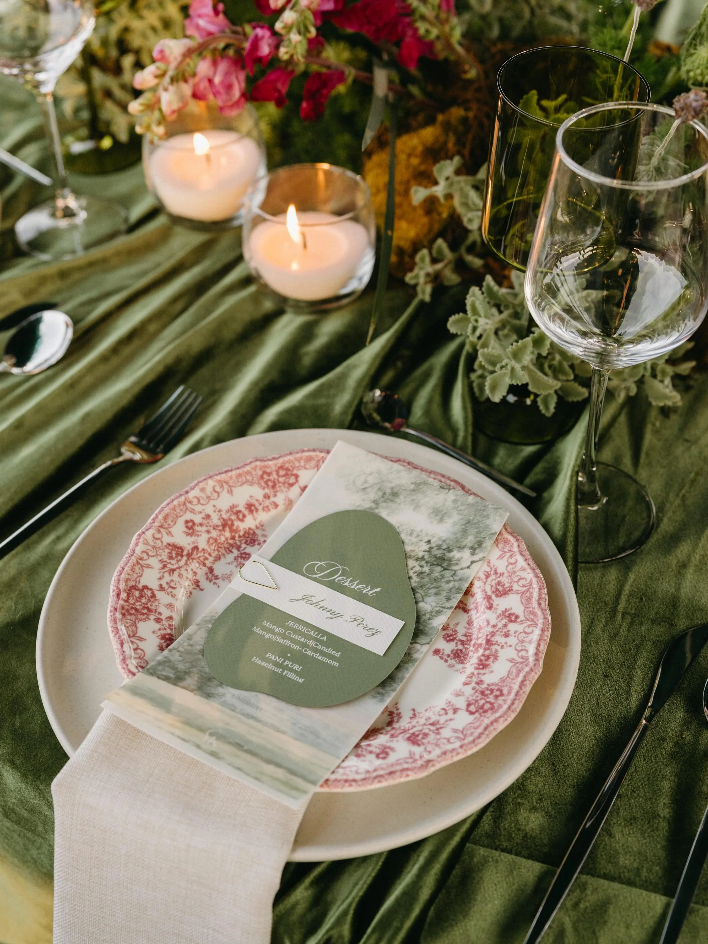 La belleza est&aacute; en los detalles: papeler&iacute;a con acabados refinados y una est&eacute;tica c&aacute;lida inspirada en los contraste de esta bella boda 🪷

W.P @eterna.weddings