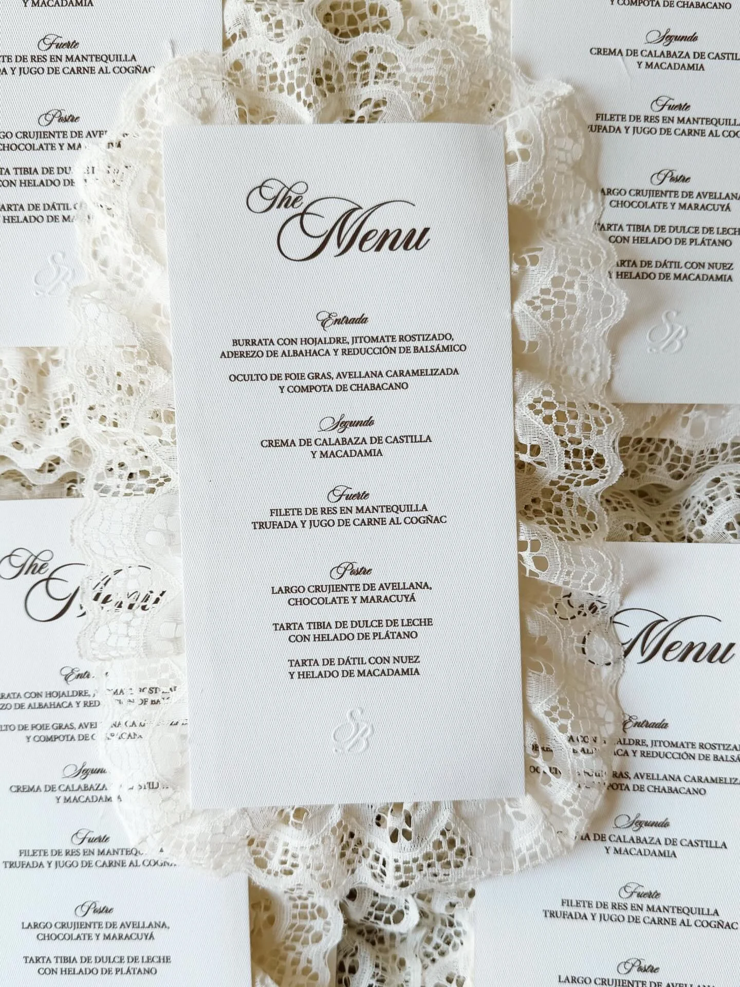 Un men&uacute; de boda dise&ntilde;ado para deleitar cada sentido.
Cada pieza fue cuidadosamente creada para reflejar elegancia atemporal, texturas refinadas y la belleza en cada detalle.

Desde la primera mirada hasta el &uacute;ltimo tiempo, cada e