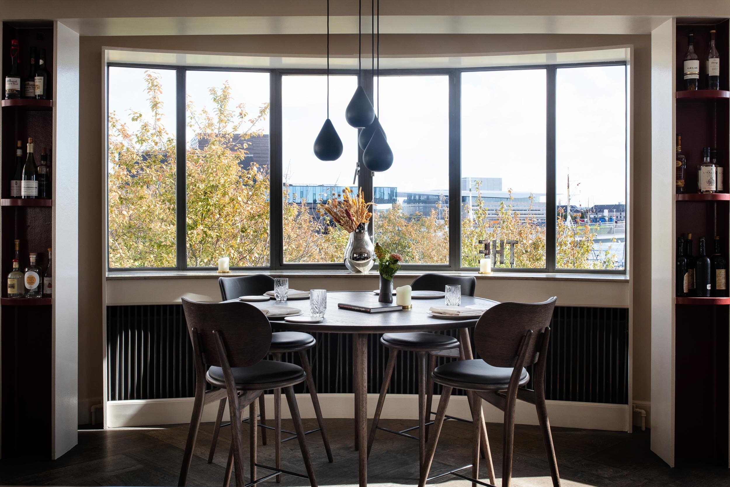   RESTAURANT STUDIO  
  CONTEMPORARY FRENCH  
  Meals that make you weep with emotion. Dining at Studio is a peek into the head chef's soul. And what a wonderful peek it is. Restaurant Studio is once again showing star potential.  