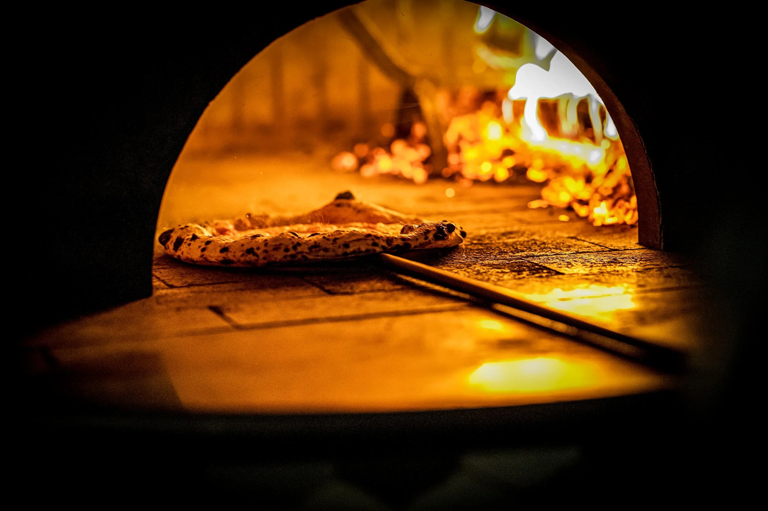   SURT  
  MODERN PIZZA RESTAURANT  
  What makes a perfect pizza? The answer may surprise you! Meet second generation baker Giuseppe "Peppe" Olivia and his motley crew of pizza revolutionaries at Copenhagen's hottest pizza joint.  