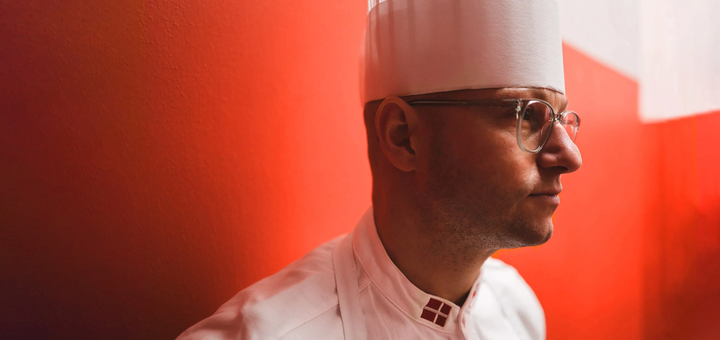   BRIAN MARK HANSEN     CANDIDATE | BOCUSE D'OR 2022  
  At the European Bocuse d’Or qualifications in Hungary, Michelin-starred chef, Brian Mark Hansen from Søllerød Kro, plans to continue Denmark’s dominance with a new approach to what is expected 