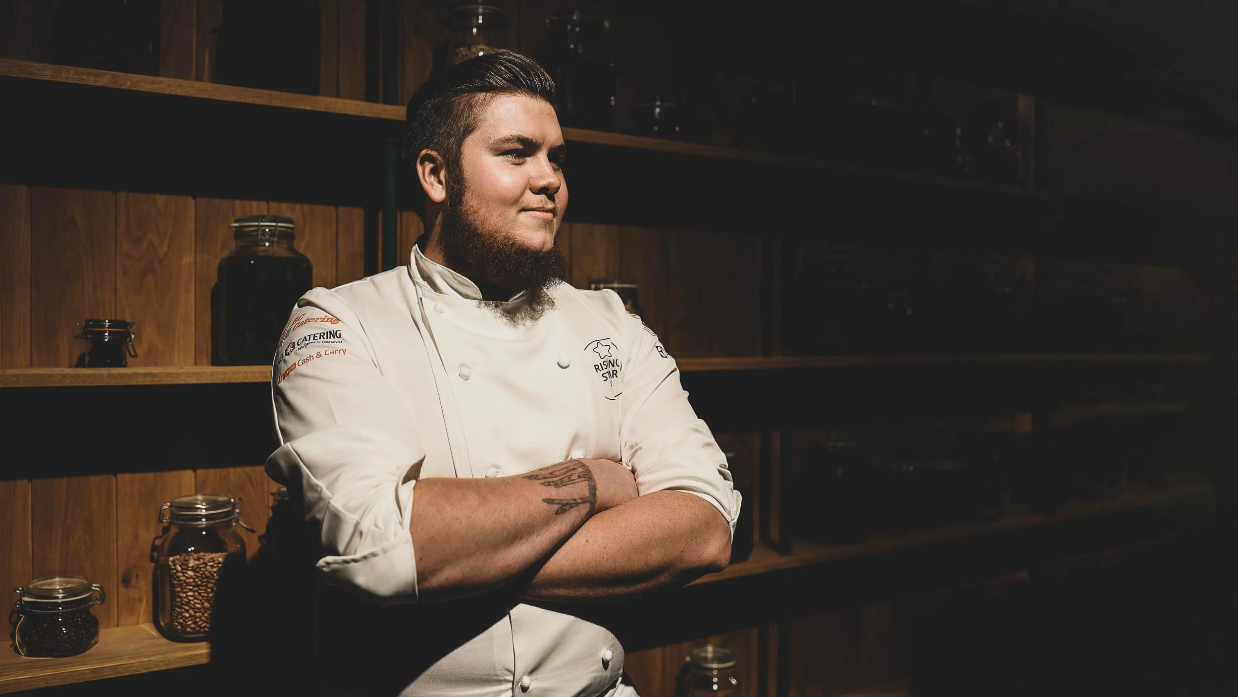   MARC KAALUND     RISING STAR 2022 CONTESTANT  
  Marc Kaalund, assistant head chef of Restaurant Fru Larsen outside of Aarhus, won the first cooking contest he ever participated in. Without even qualifying. Since then, he has spent years mentoring 