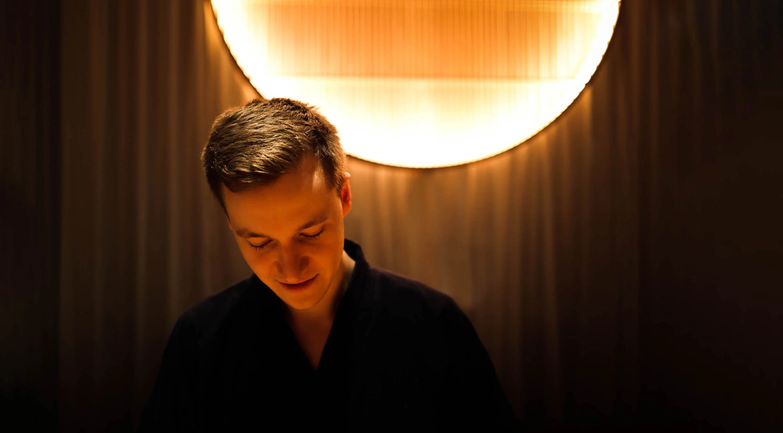   HANS KJELLSSON     RISING STAR 2022 CONTESTANT  
  In a field of hopeful competitors in the 2022 edition of Sol Over Gudhjem Rising Star, Hans Kjellsson perceives himself as the odd one out. His years of working as a sushi chef puts him at a very d