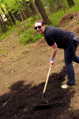 Cara Murray ‘14 makes mulching look easy and fun.