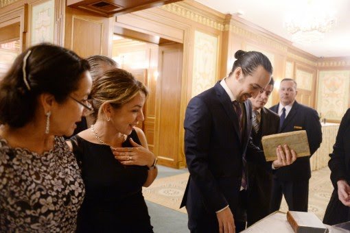 Washington College brought a book owned by Alexander Hamilton, and Lin-Manuel Miranda was able to hold it!