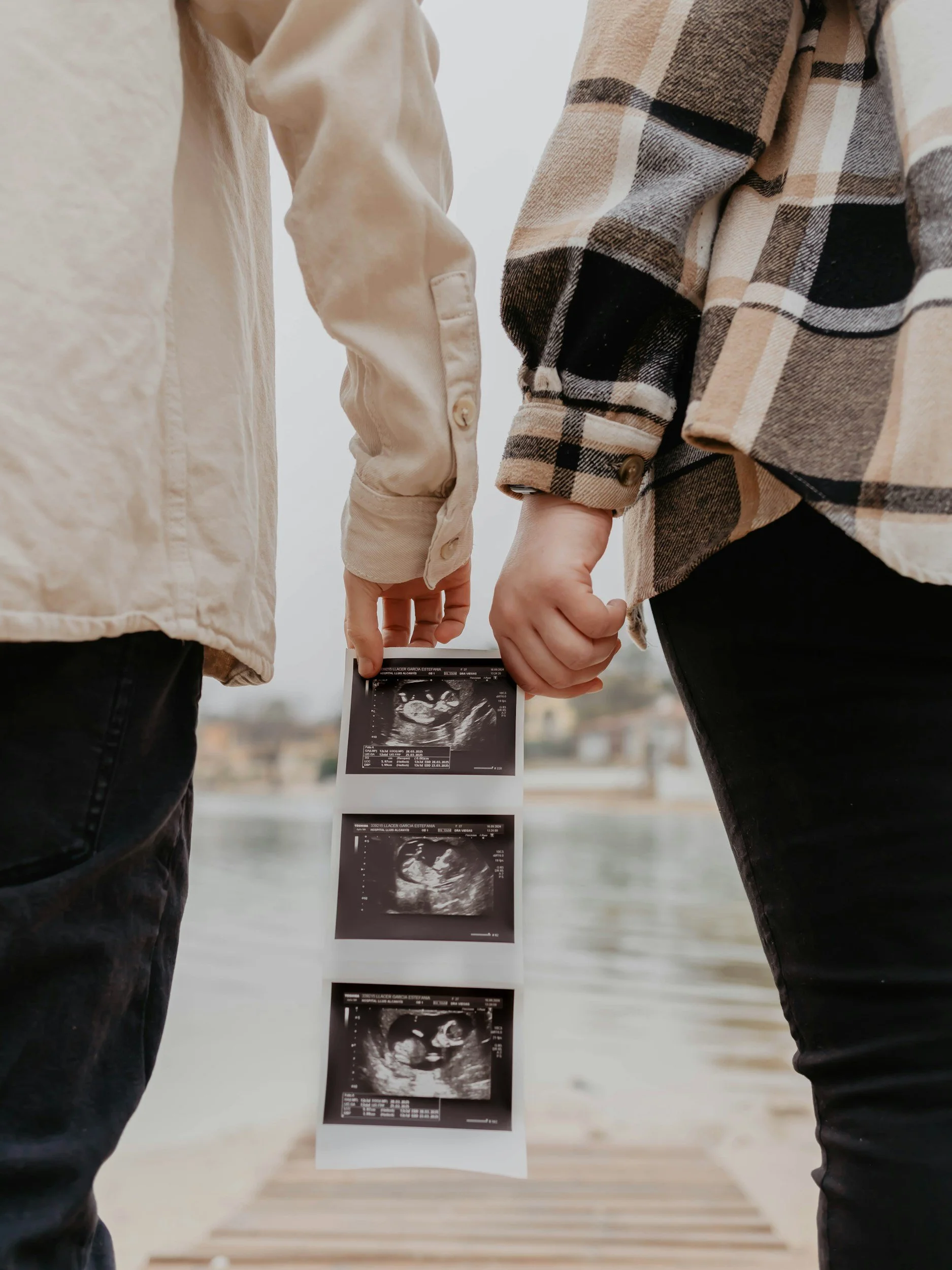 Couple qui vient d'apprendre qu'ils attendent un enfant et prennent rdv en maison de Naissance