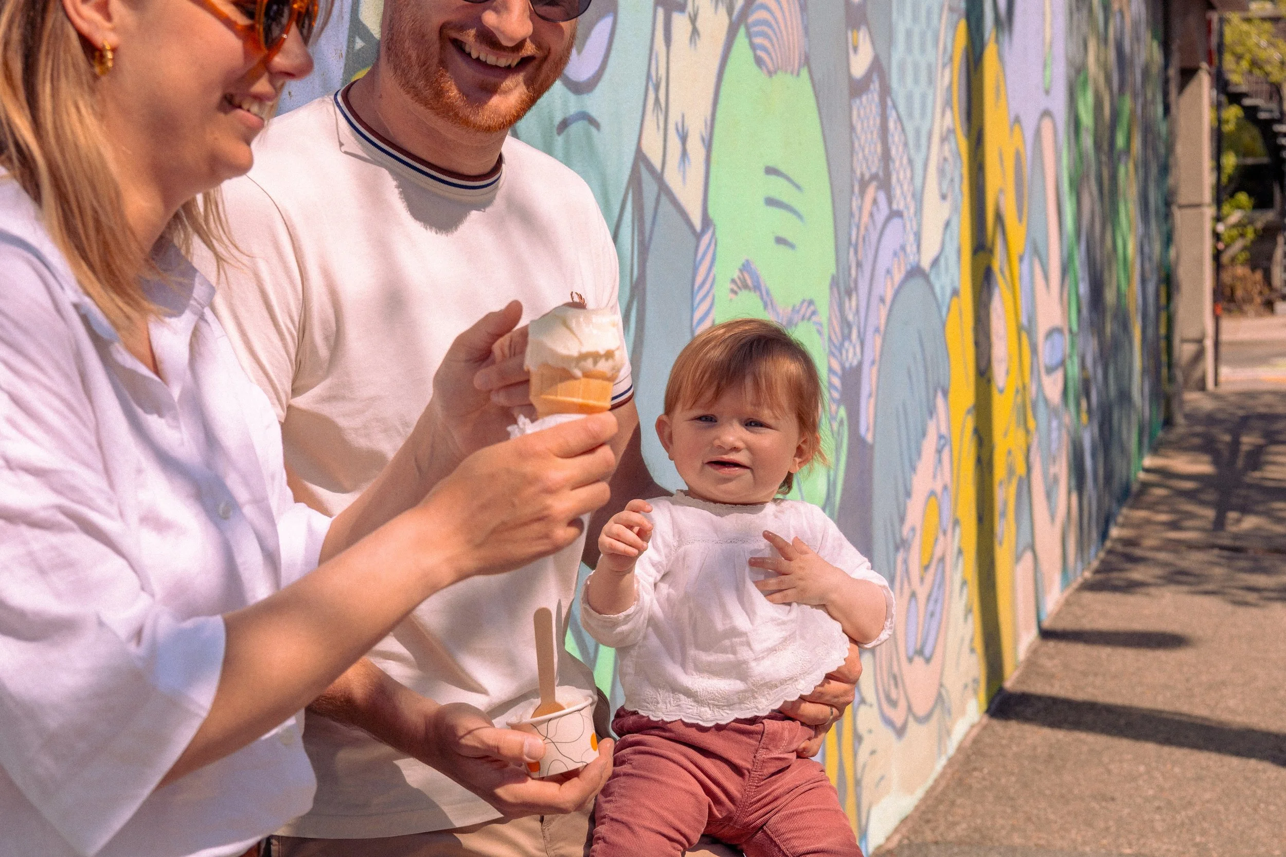 bébé en bonne santé à Montréal qui mange une glace